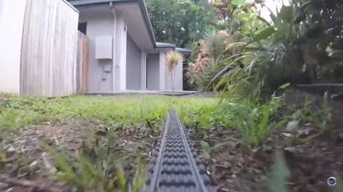 Impresionante circuito de tren que recorre toda la casa y el jardin