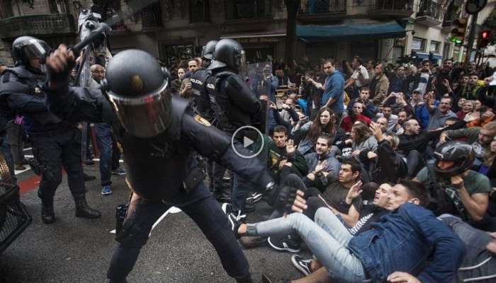 Los vídeos más impactantes de las cargas policiales del 1-O en Cataluña