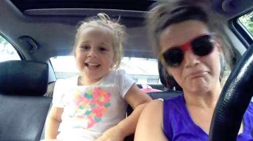 Madre e hija causan furor cantando una canción de Frozen en el coche