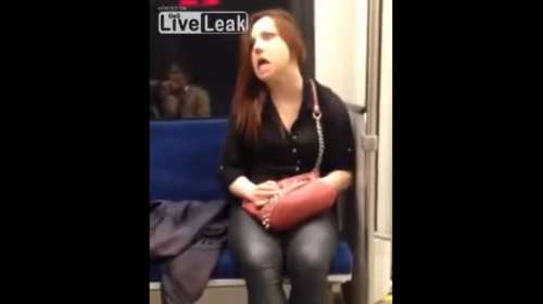 Mujer poseída en el metro ataca a otro pasajero (imágenes fuertes)