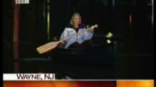 Reportera en canoa informando en directo de las inundaciones queda en ridículo al verse que sólo es un charco