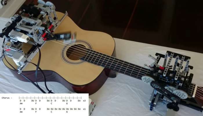 Un robot de Lego capaz de tocar una cancion con la guitarra